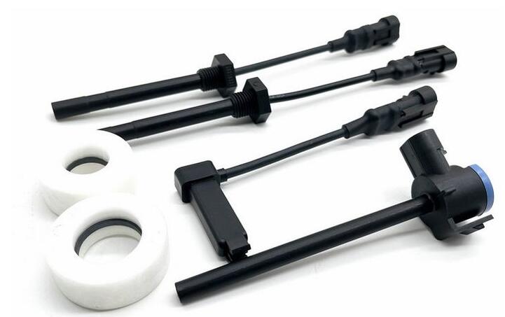 Liquid level sensor auxiliary water tank